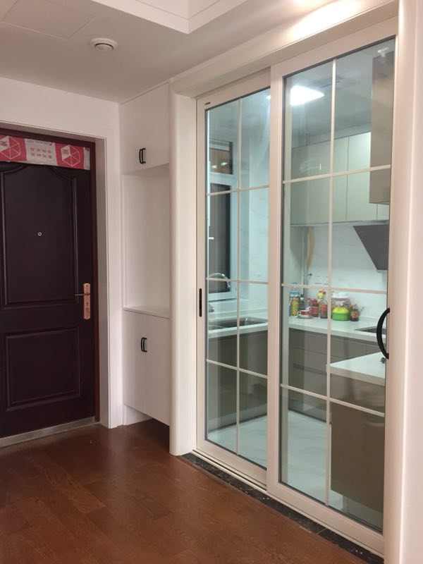 廚房門裝這個顏色，潔凈澄澈心靈